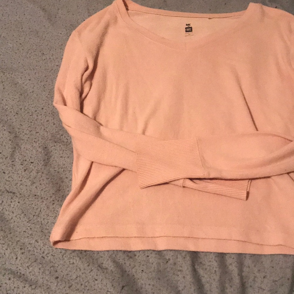 Comfy sweater. Can fit a size XS/S